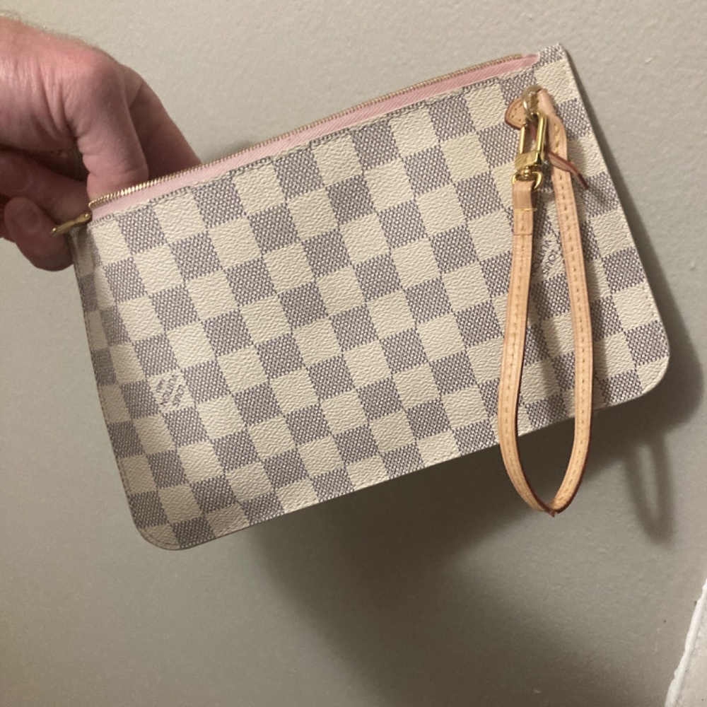 Louis Vuitton - Picture 3 of 5
